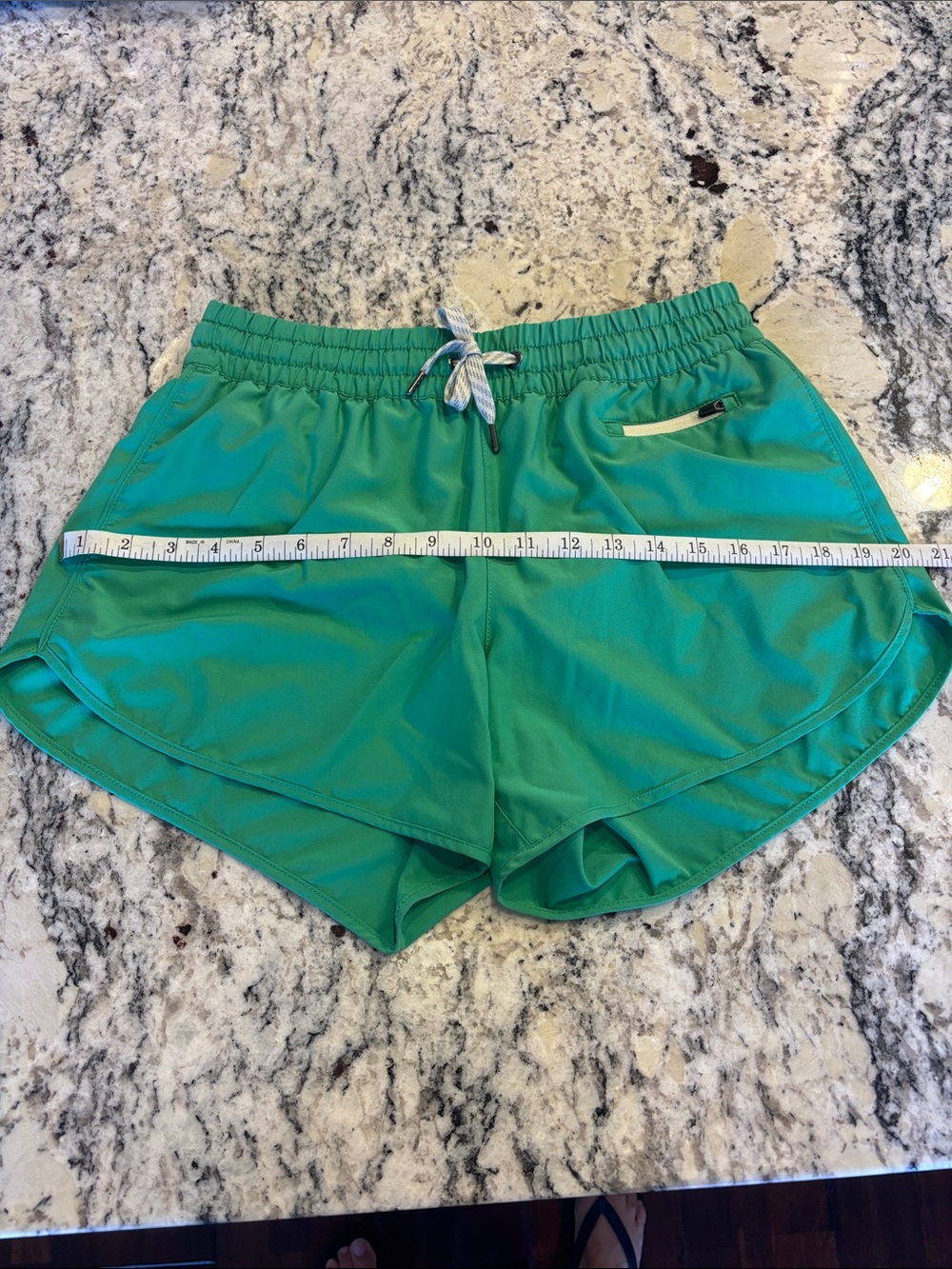Vuori Clementine Emerald Green Athletic Drawstring Shorts. 2.5” inseam - Picture 6 of 6